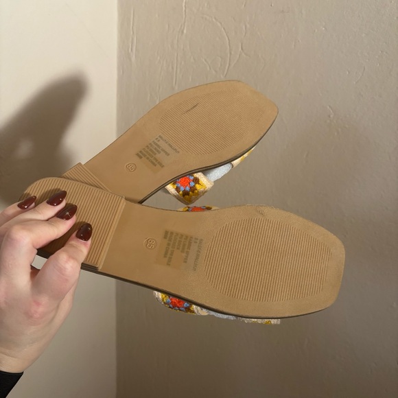 NWT Madden Girl Patterned Boho Sandals - Picture 5 of 5